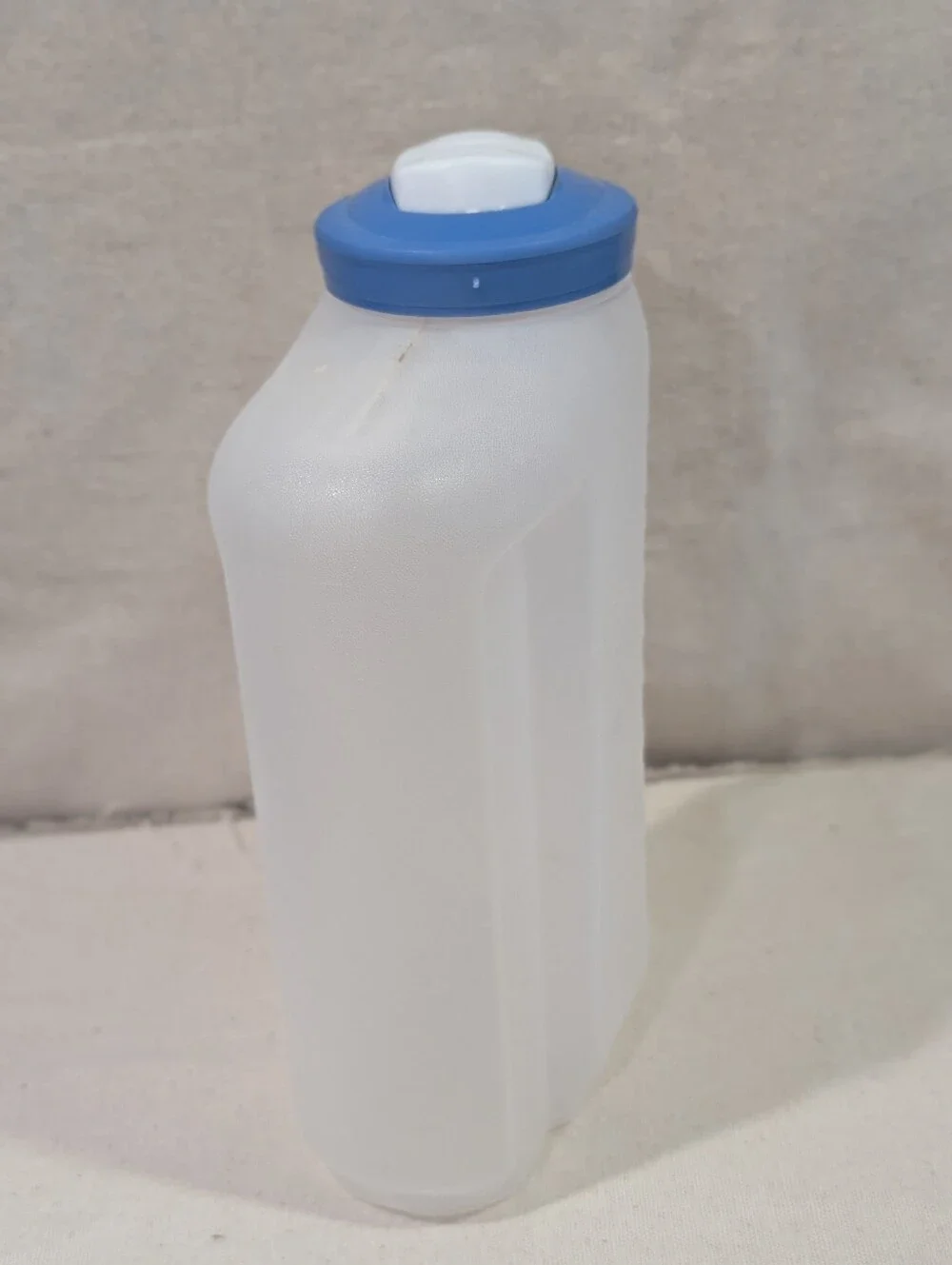 Rubbermaid 0459 Servin' Saver 2.75 Qt Beverage Pitcher Blue Lid Picnic Party